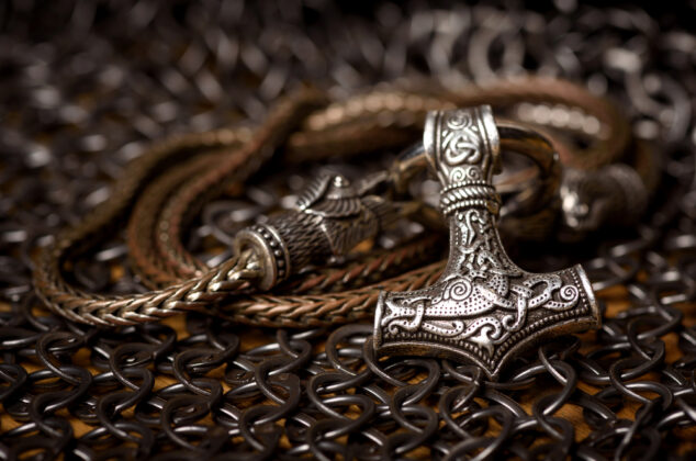 Viking necklace depicting a mjölnir