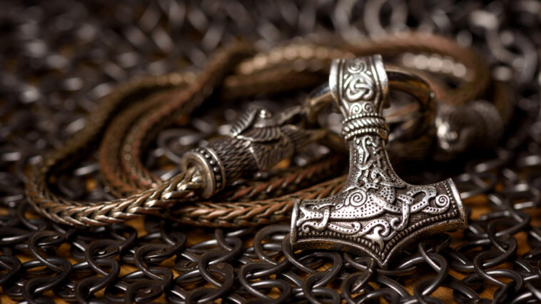 Viking necklace depicting a mjölnir